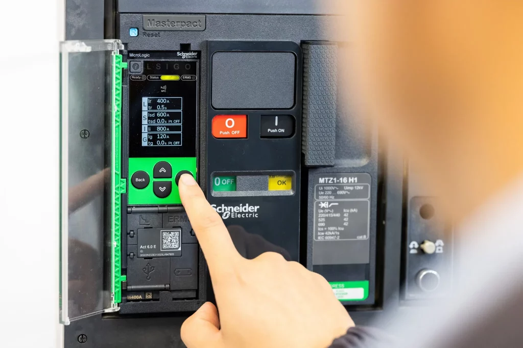 Schneider Electric MasterPacT MTZ Active at Data Centre World Launched to revolutionise power distribution